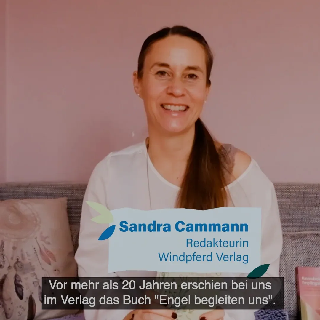 Bauchbinde und Untertitel im Zusammenspiel: Sandra Cammann, Redakteurin beim Windpferd Verlag, spricht über die Zertifizierung.