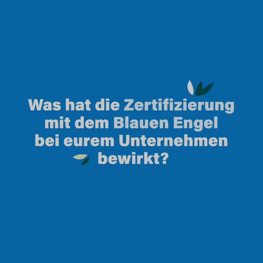 Fragekarte zwischen zwei Antworten, blaue Fläche mit Blattmarken und zentriertem Satz.