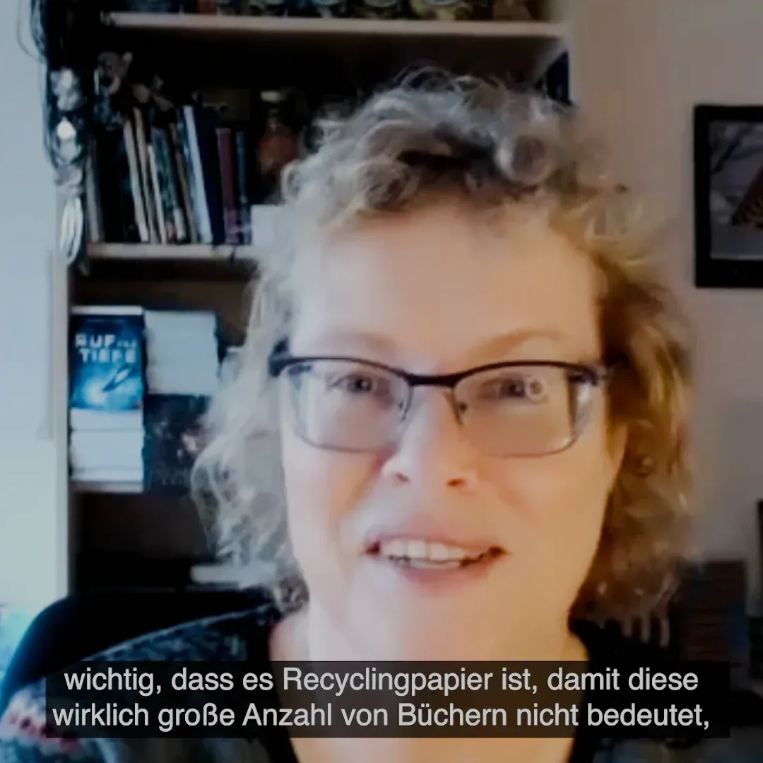 Katja Brandis im Gespräch, dazu die durchgehende Untertitelung für die Wiedergabe ohne Ton.