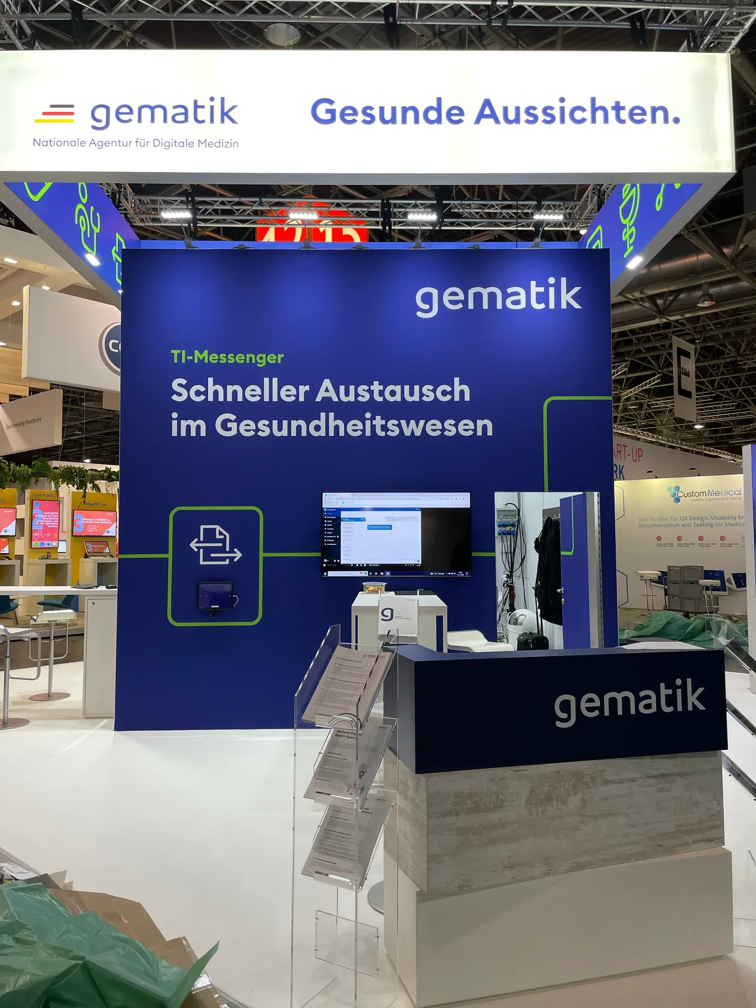 Standwand TI-Messenger mit Monitor und Theke, aufgenommen bei der Abnahme vor Ort.