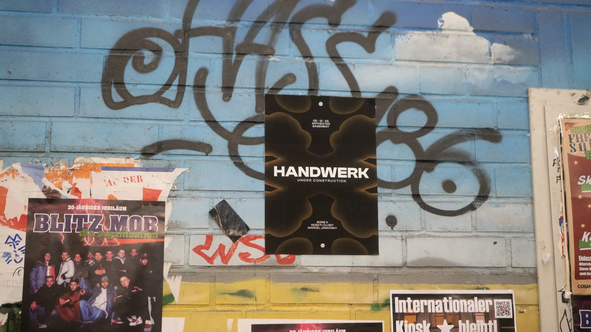 Plakat an der Hauswand