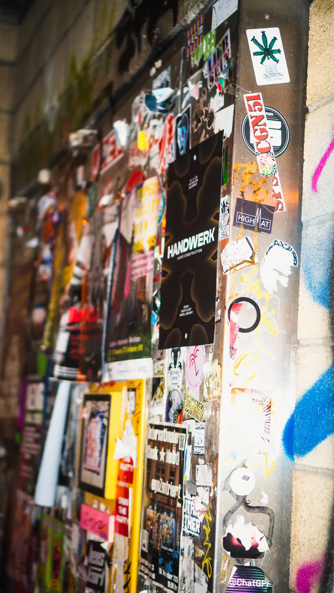 Plakat an der Stickerwand