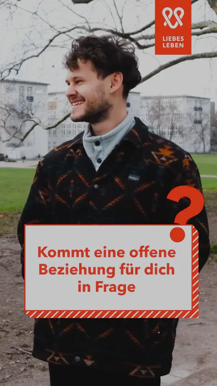 Streetinterview mit eingeblendeter Fragekarte, Logo oben rechts, gestanzter Rand als Erkennungszeichen.