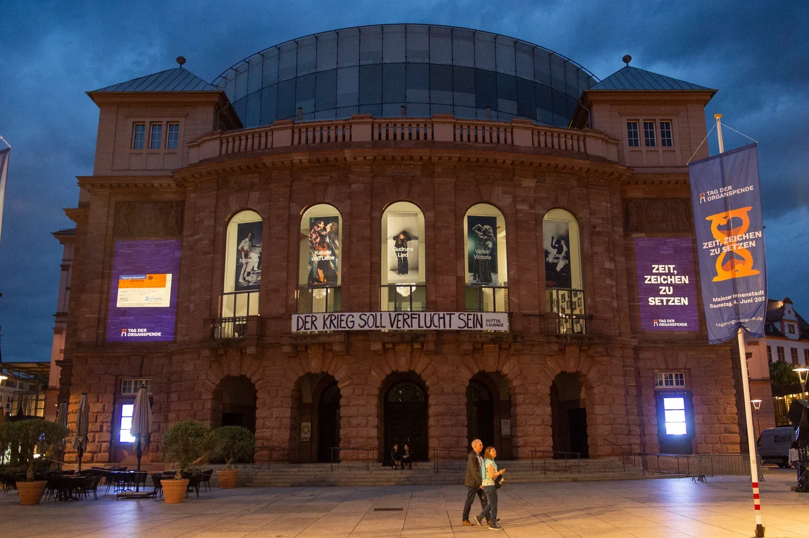 Das Staatstheater Mainz am Aktionstag, mit Fahnen und Gebaeudeprojektion.