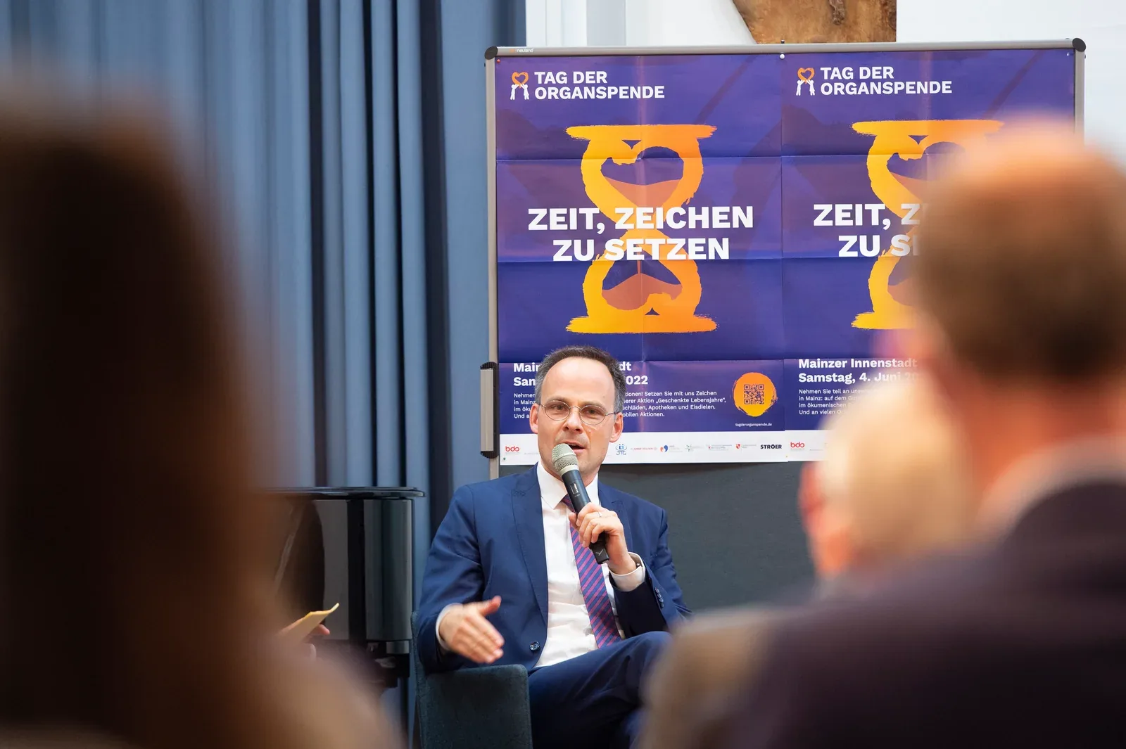Der Eroeffnungsabend vor der Kampagnenwand.
