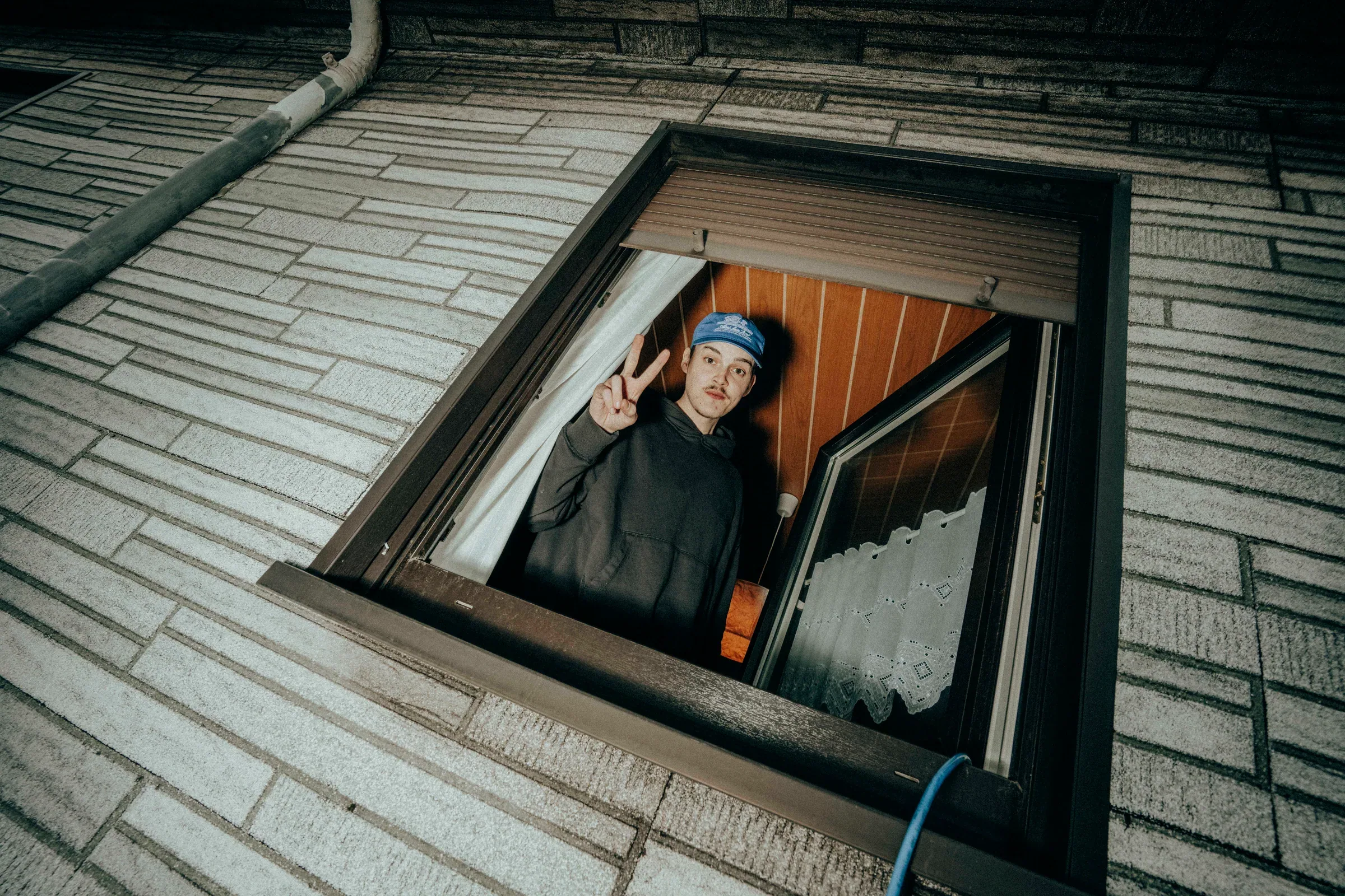 Adidas Samba Spec AD, Szene am Fenster