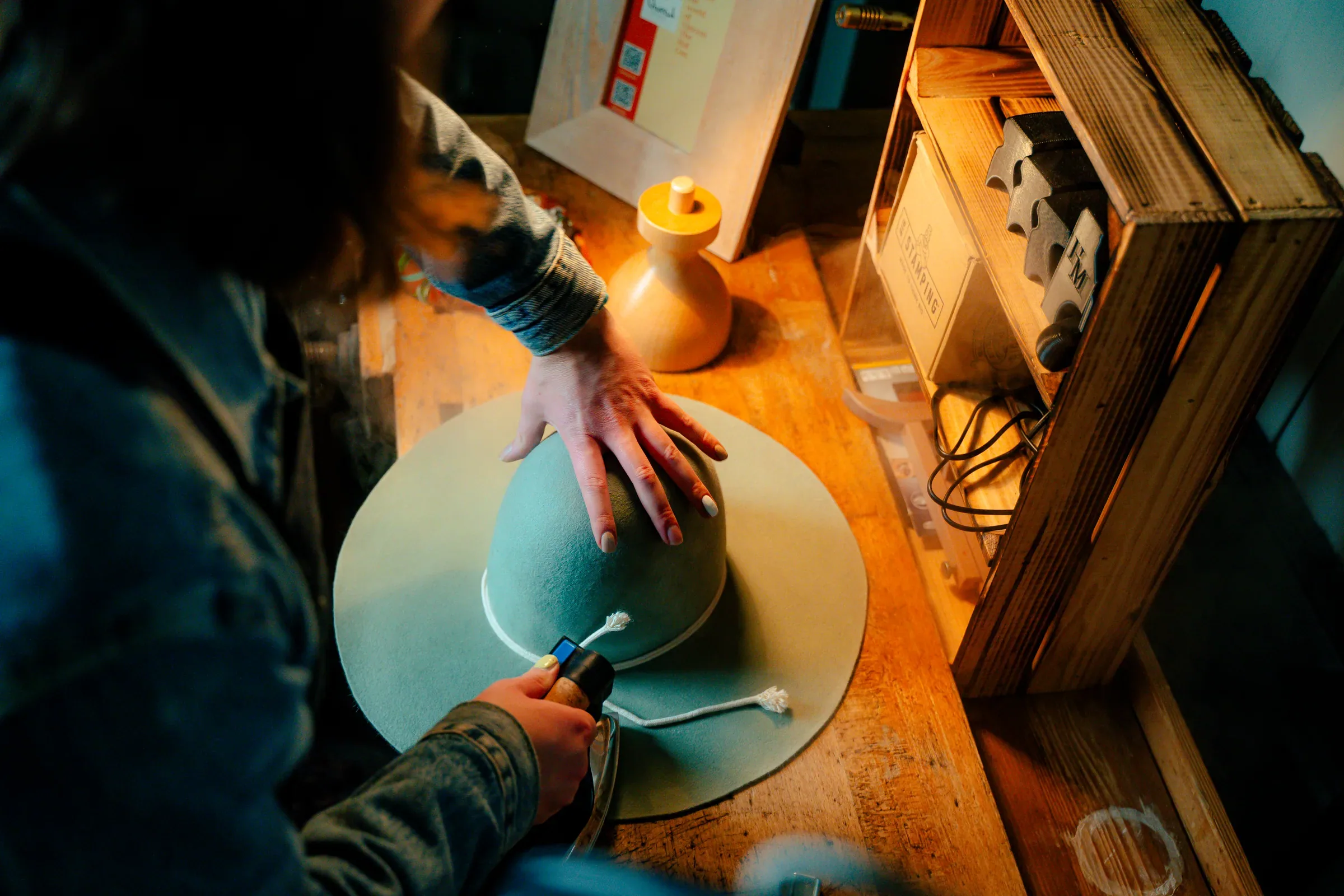 Vincent The Hat Guy, Arbeit in der Werkstatt