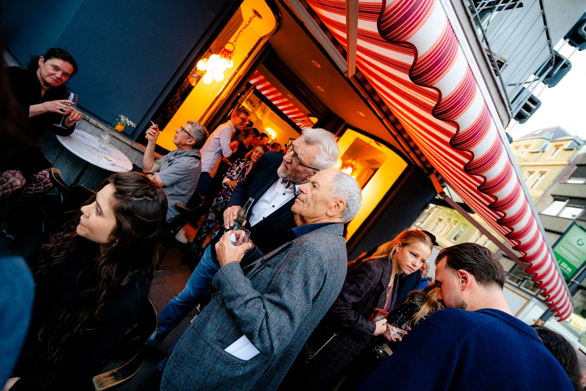 Central Cologne, Abend im Lokal
