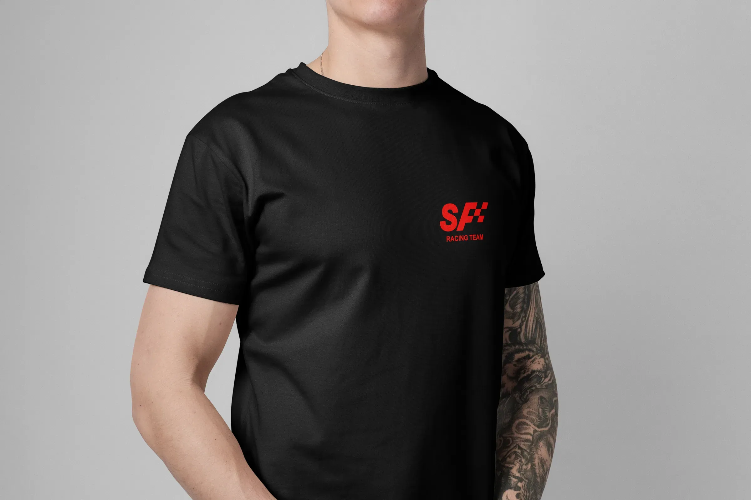 Crew-Shirt mit Brustzeichen, getragen