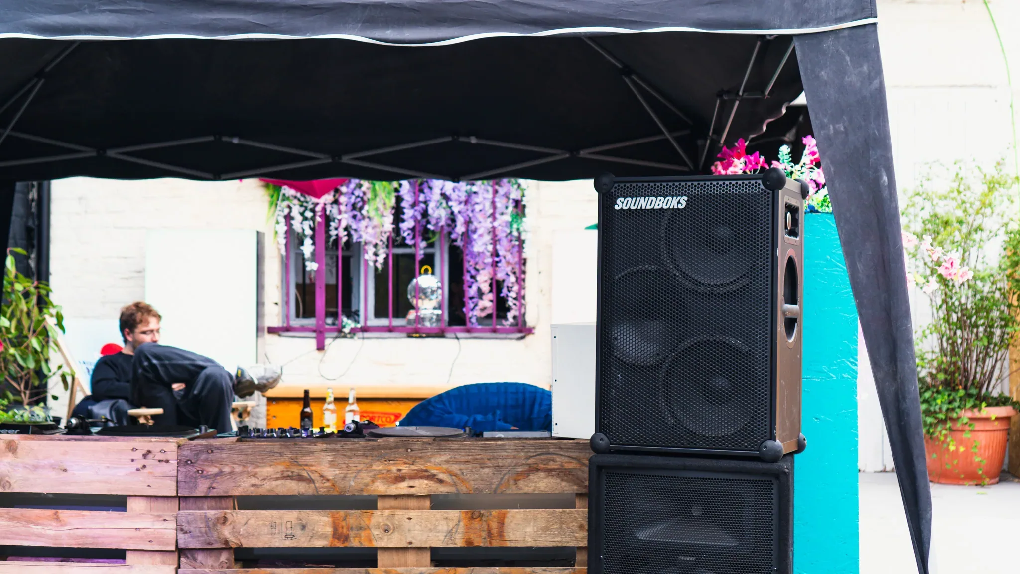 Soundboks-Turm neben dem DJ-Pavillon