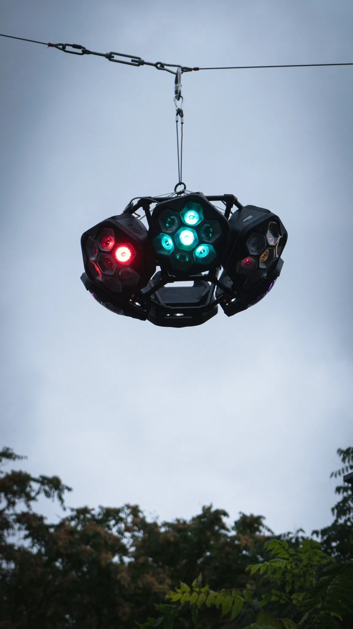 Beleuchteter Lightsboks-Cluster über dem Gelände