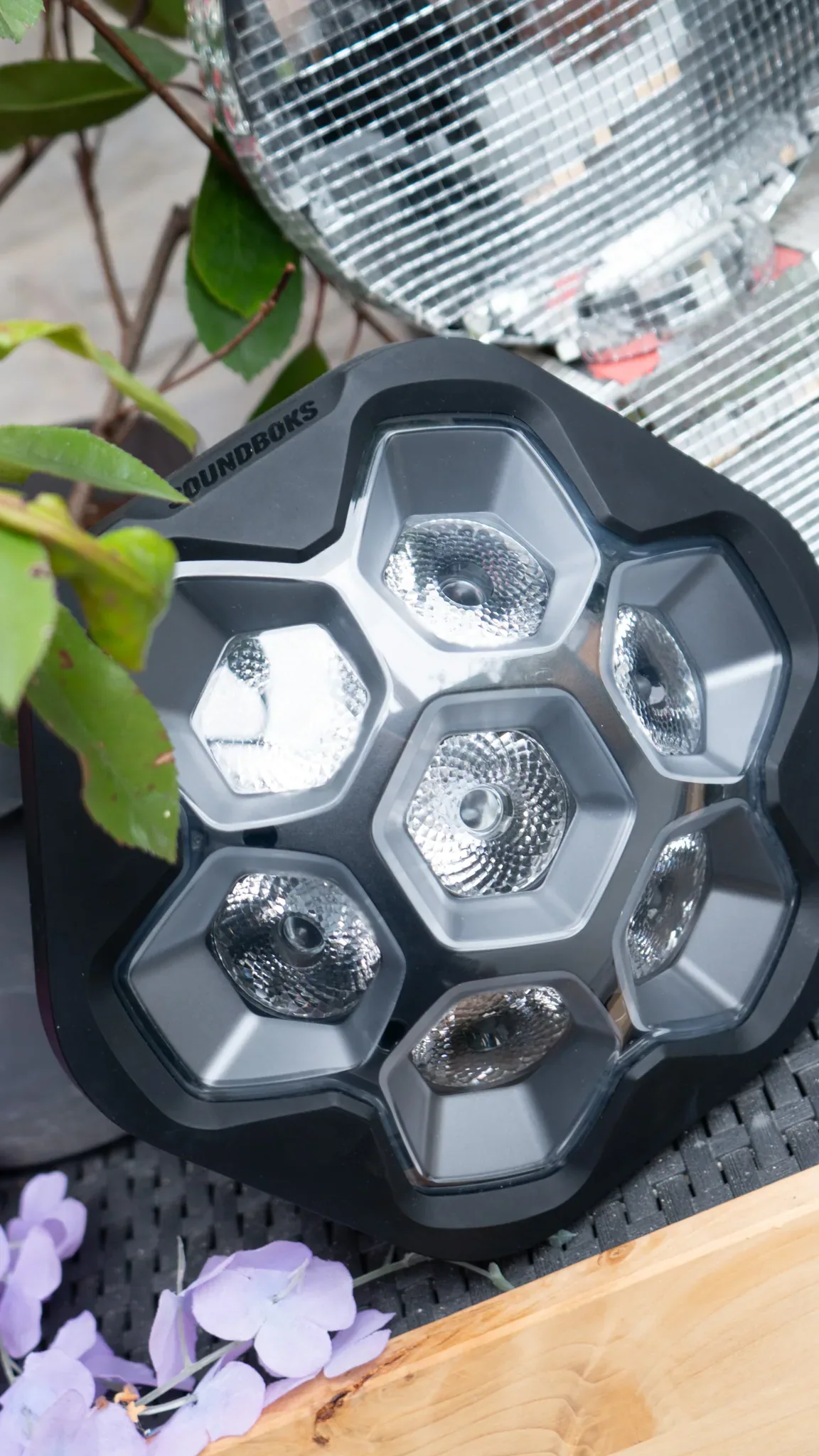 Lightsboks im Detail neben der Discokugel