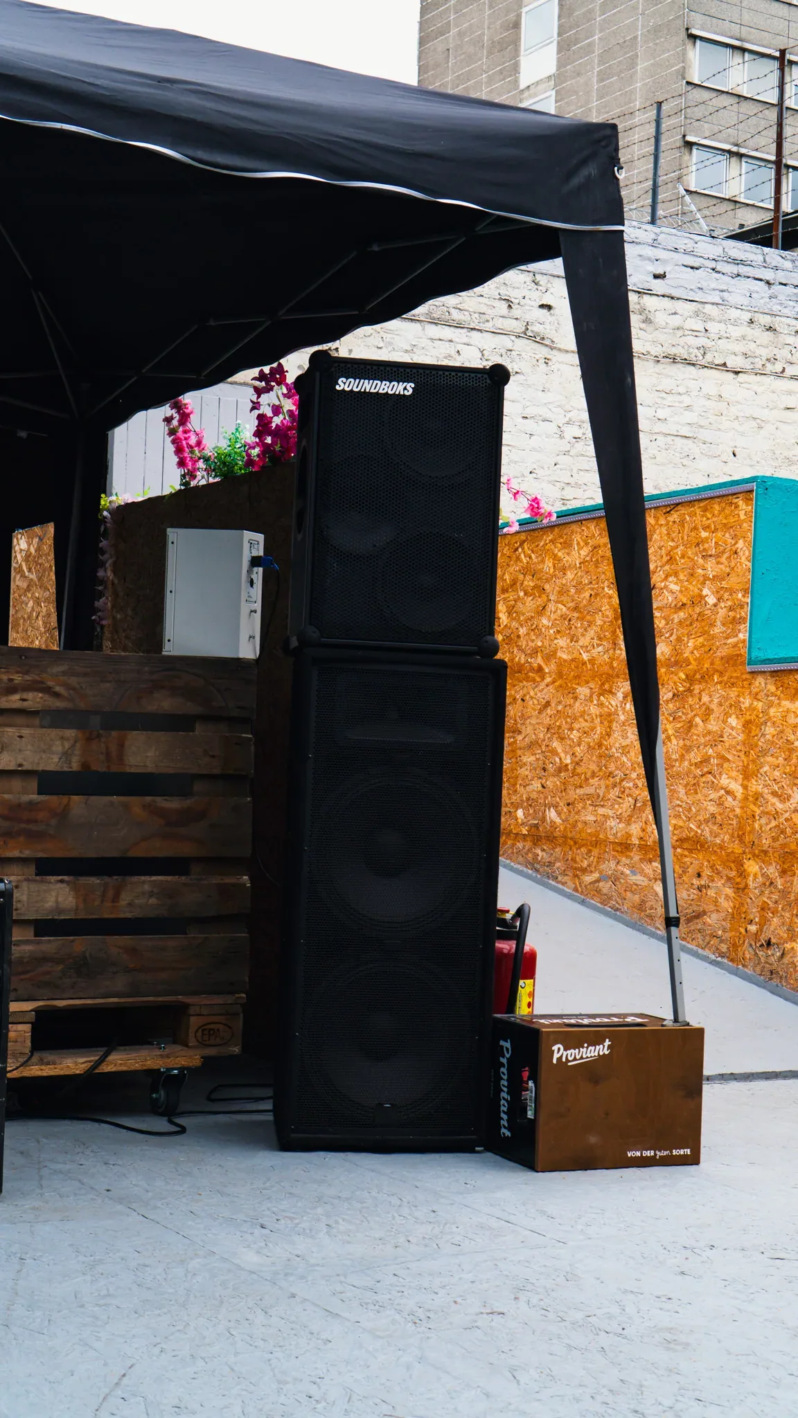 Gestapelte Soundboks am Zelteingang