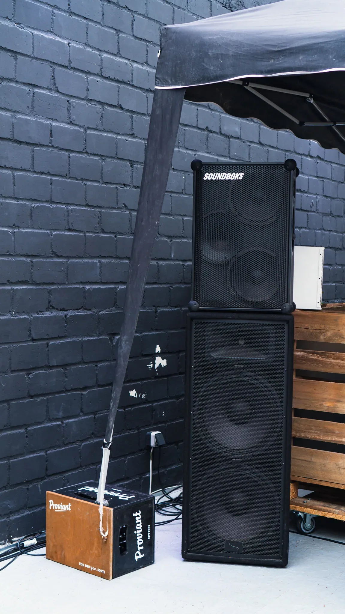 Soundboks-Turm vor der schwarzen Backsteinwand