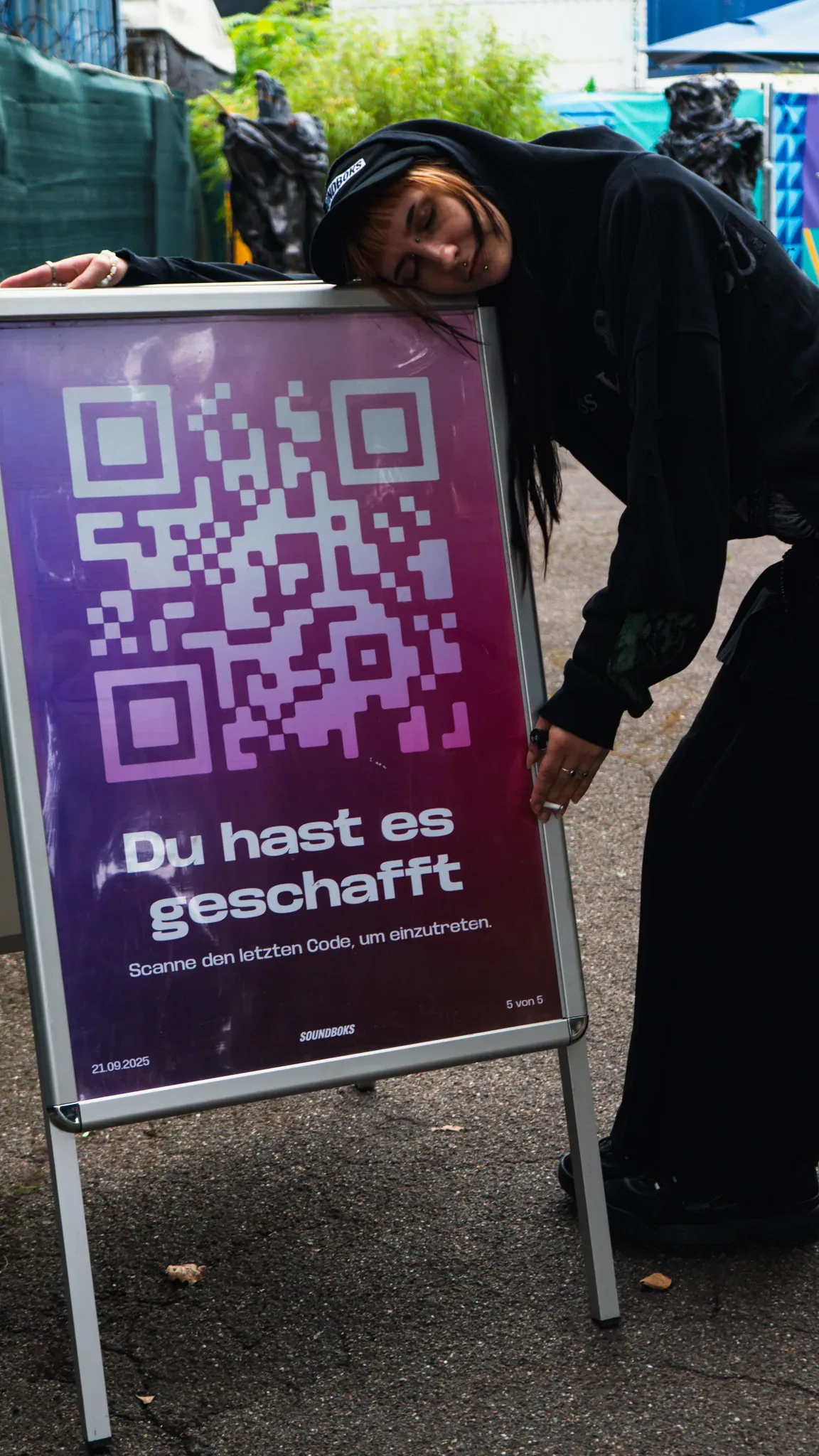 Gäste scannen den QR-Code auf dem Plakat