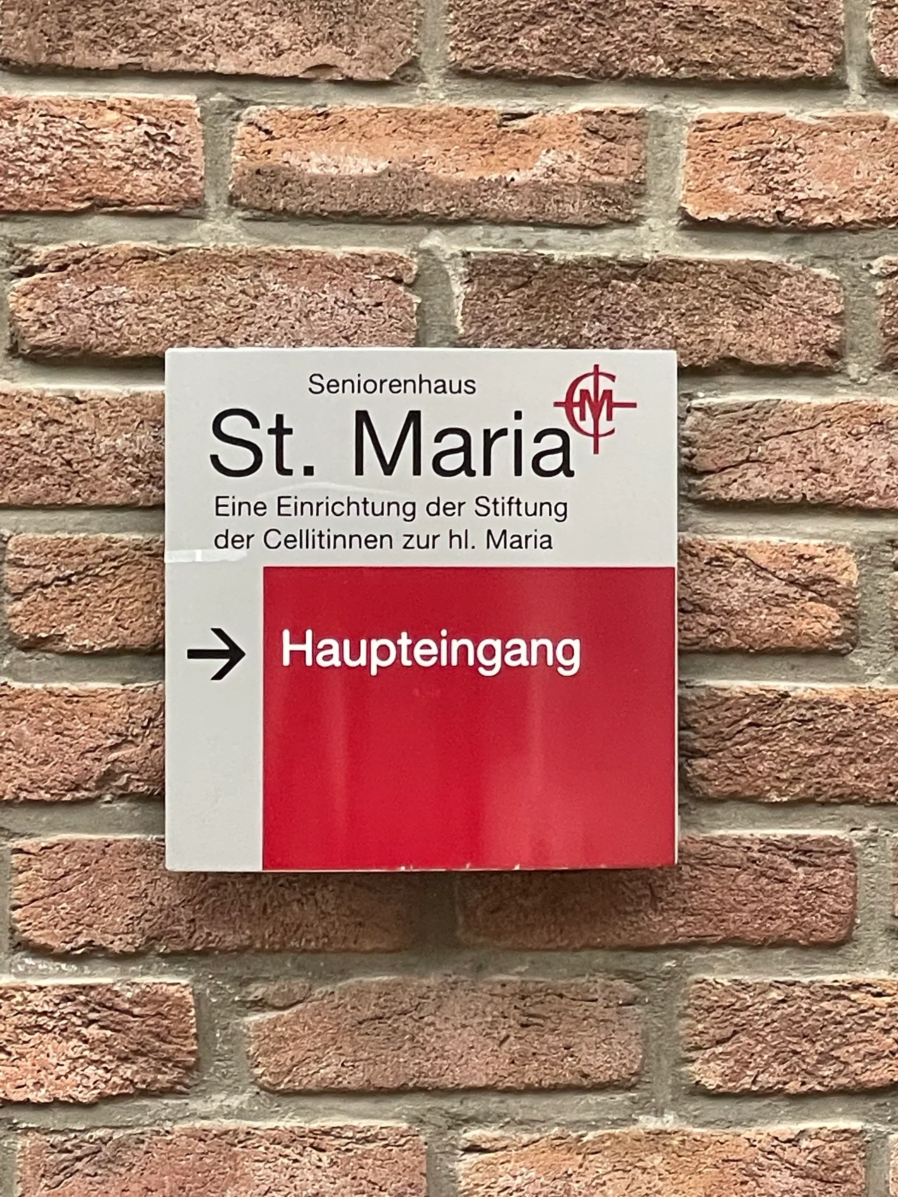 Seniorenhaus St. Maria, Schild an der Ziegelwand