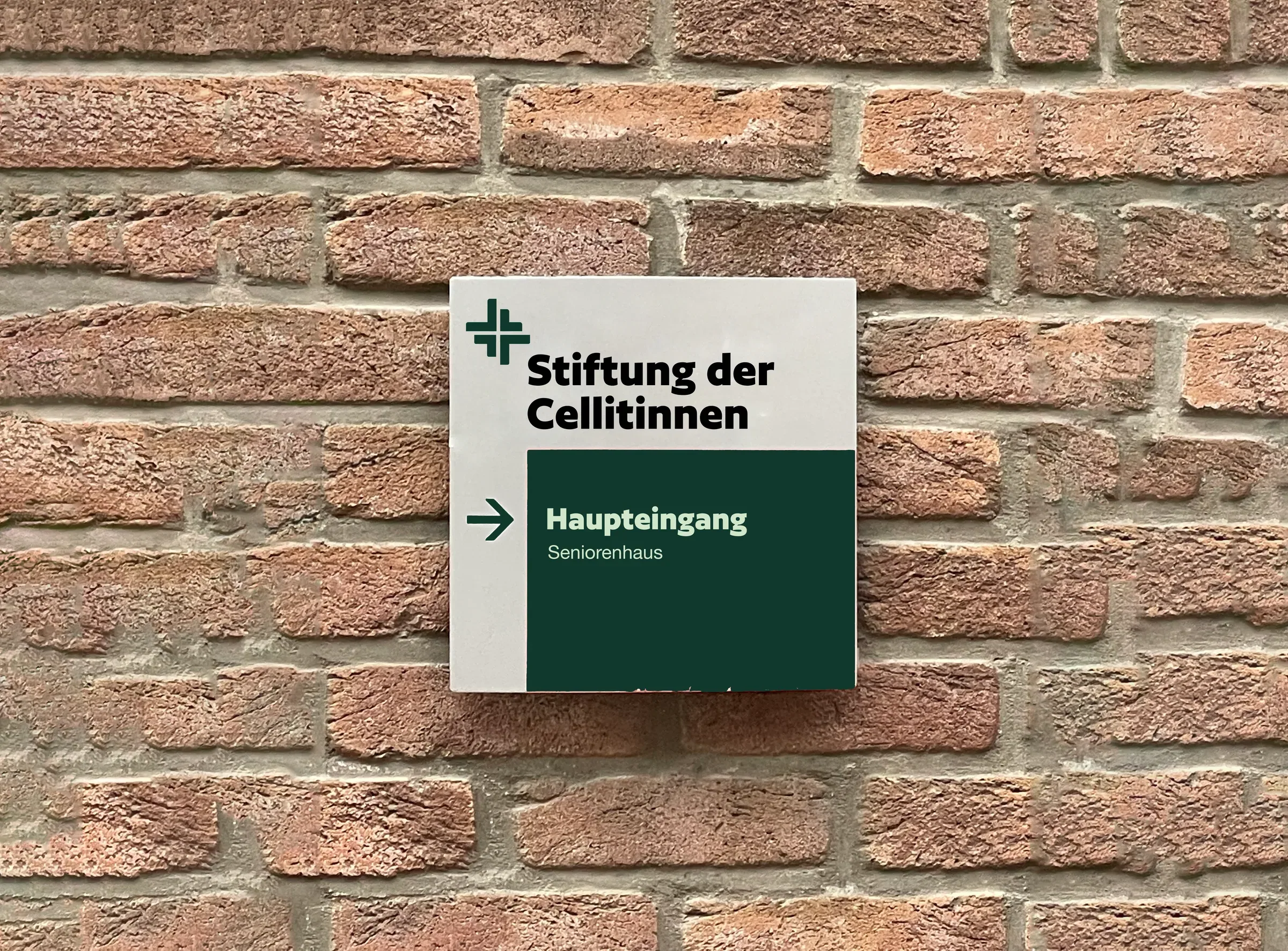 Hinweisschild in Dunkelgrün