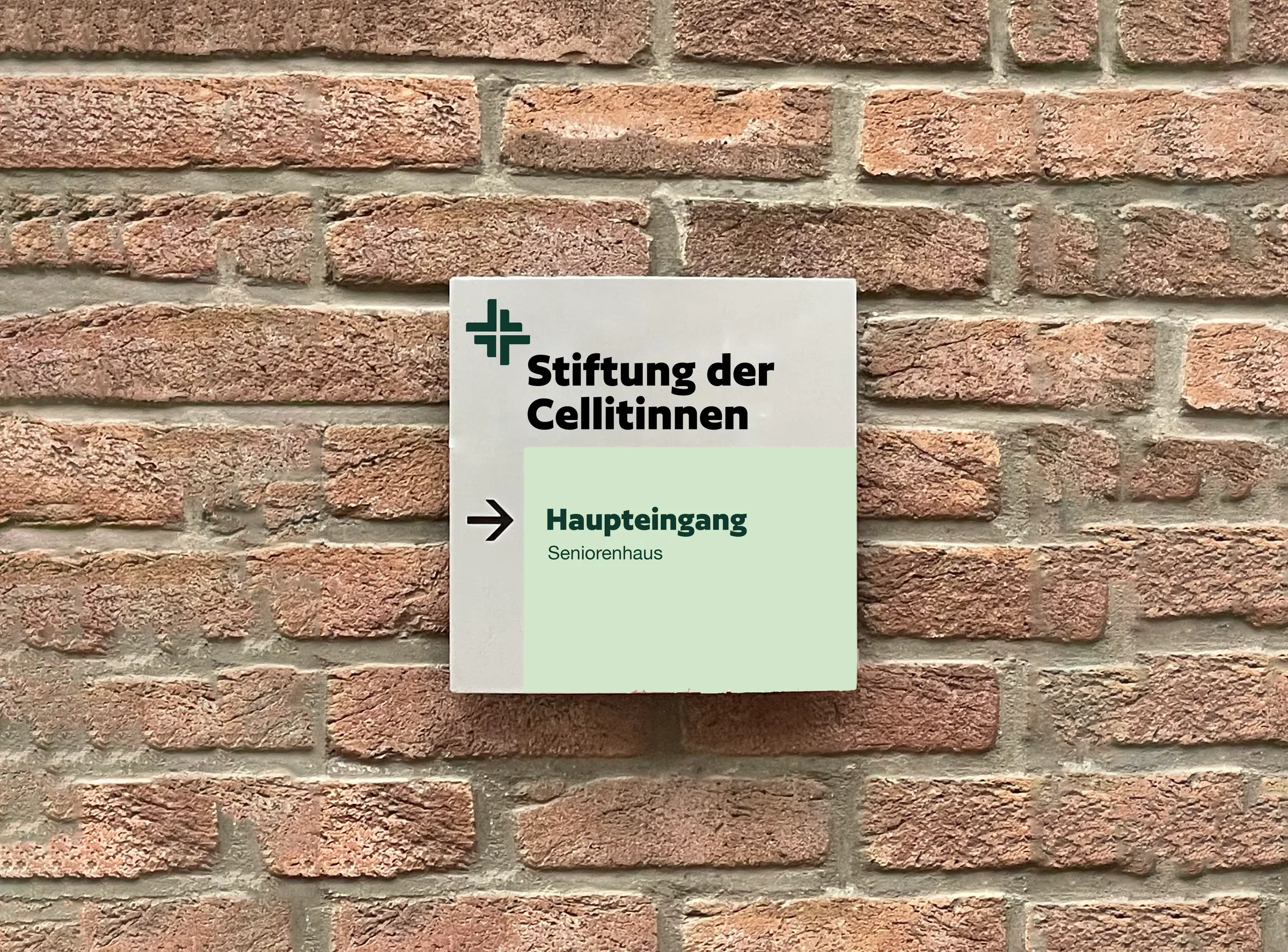 Hinweisschild in Hellgrün