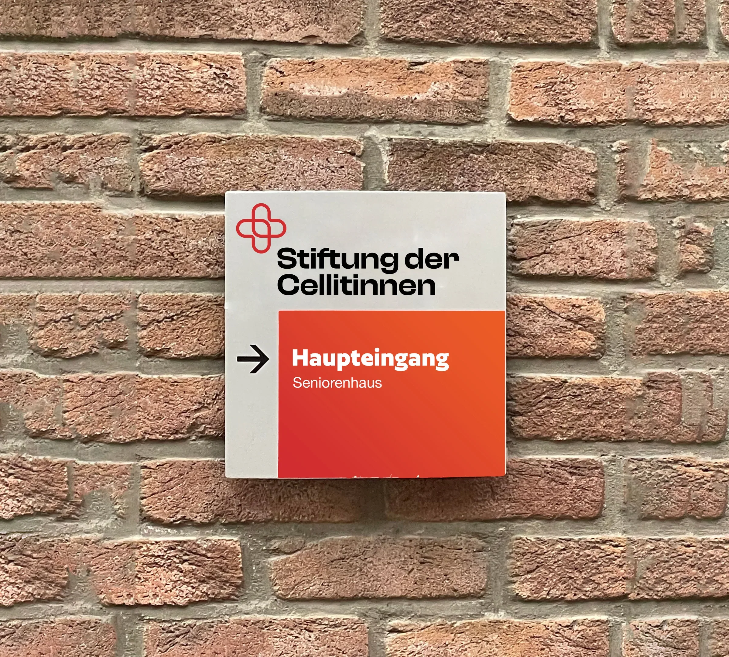 Hinweisschild in Orange
