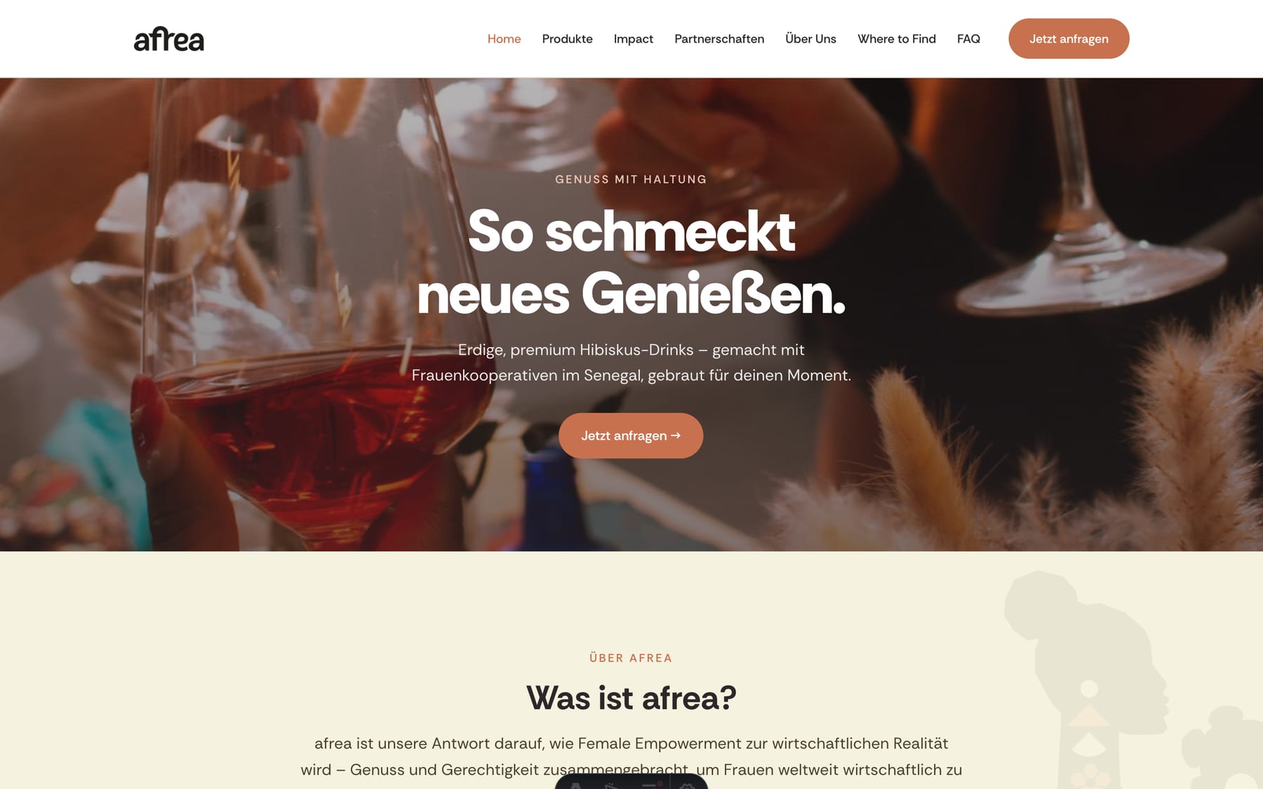 Startseite mit Videohintergrund und Scrim für die Lesbarkeit